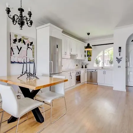 Porta Nova Family شقة